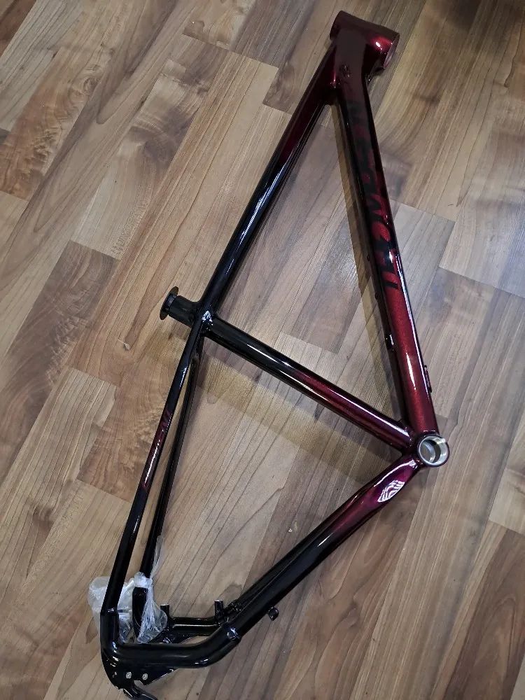 Nový nepoužitý hliníkový rám Thompson Element / 29er / velikost M / krásná perleťová barva