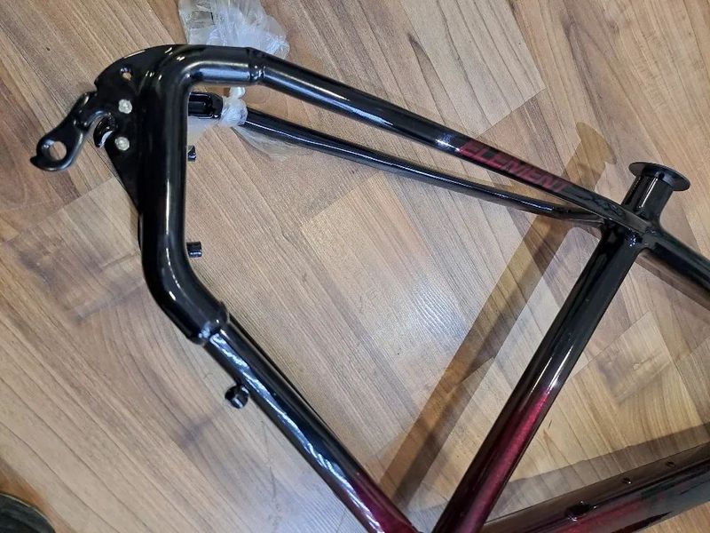 Nový nepoužitý hliníkový rám Thompson Element / 29er / velikost M / krásná perleťová barva