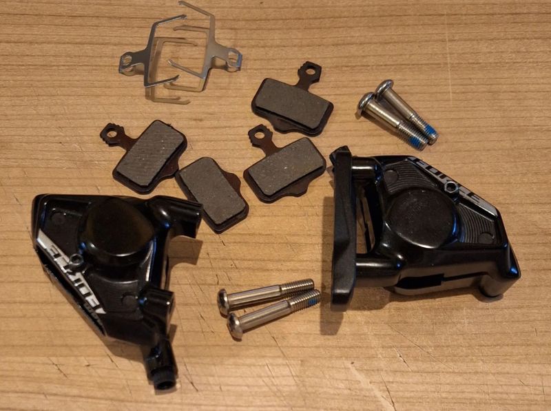 Dva třmeny Sram Force HRD E1