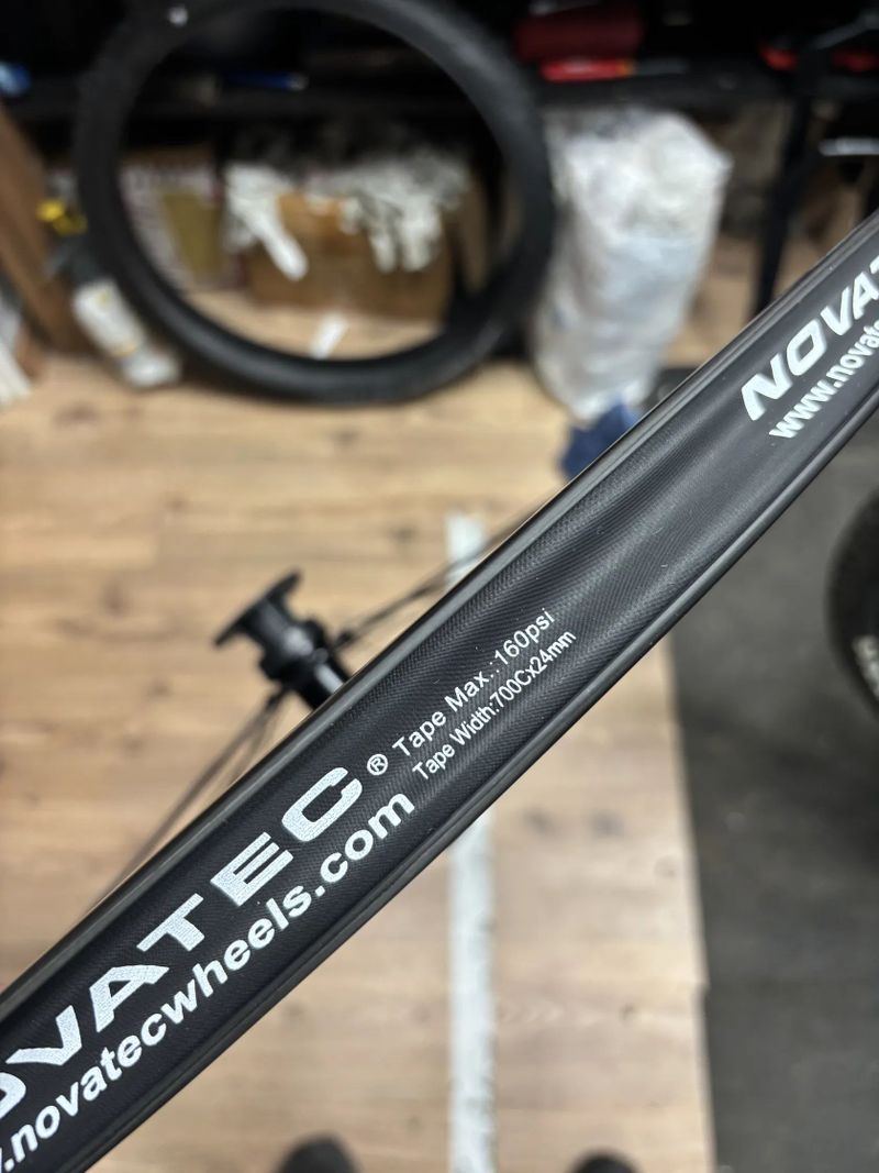 Karbonová silniční/gravel kola Novatec R4