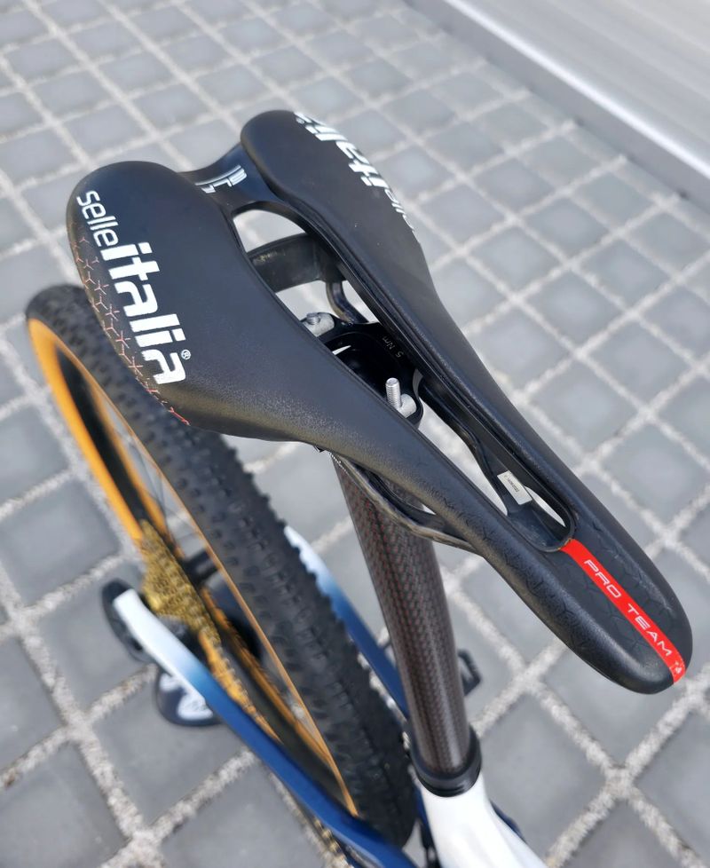 Lee Cougan Crossfire Air 428 Team Carbon 2023 29" – velikost L