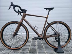 Gravel Focus Atlas 8.9 Carbon 2023 Rival eTap AXS 28" – velikost XL