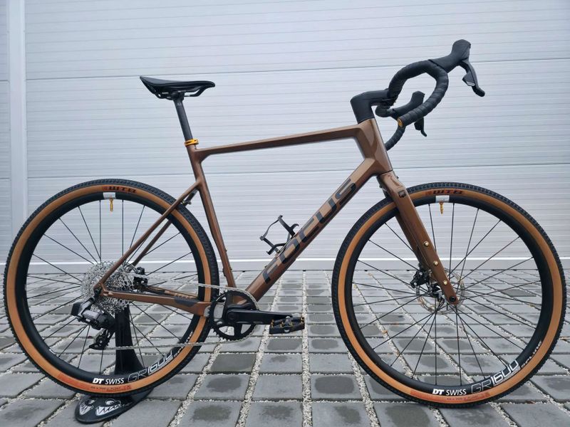 Gravel Focus Atlas 8.9 Carbon 2023 Rival eTap AXS 28" – velikost XL