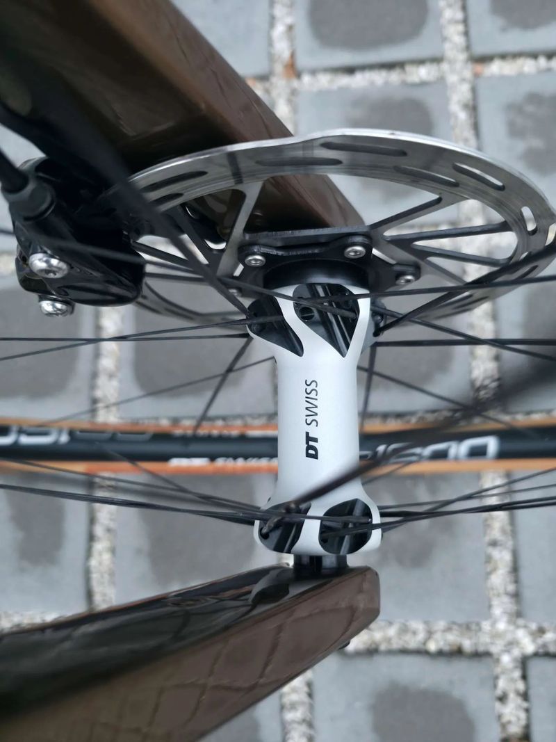 Gravel Focus Atlas 8.9 Carbon 2023 Rival eTap AXS 28" – velikost XL