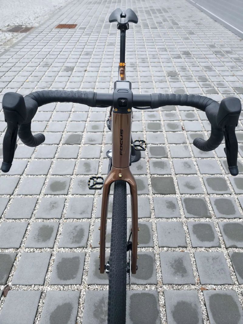 Gravel Focus Atlas 8.9 Carbon 2023 Rival eTap AXS 28" – velikost XL