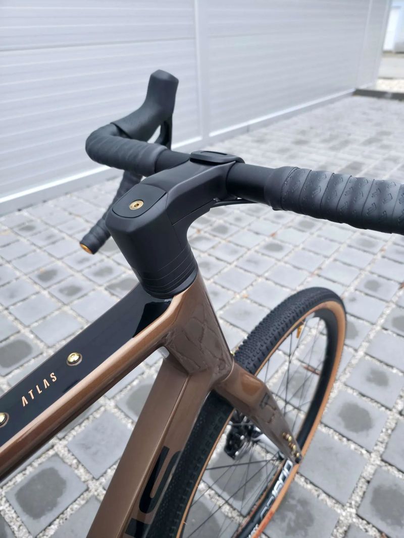 Gravel Focus Atlas 8.9 Carbon 2023 Rival eTap AXS 28" – velikost XL