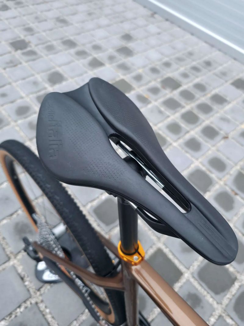 Gravel Focus Atlas 8.9 Carbon 2023 Rival eTap AXS 28" – velikost XL