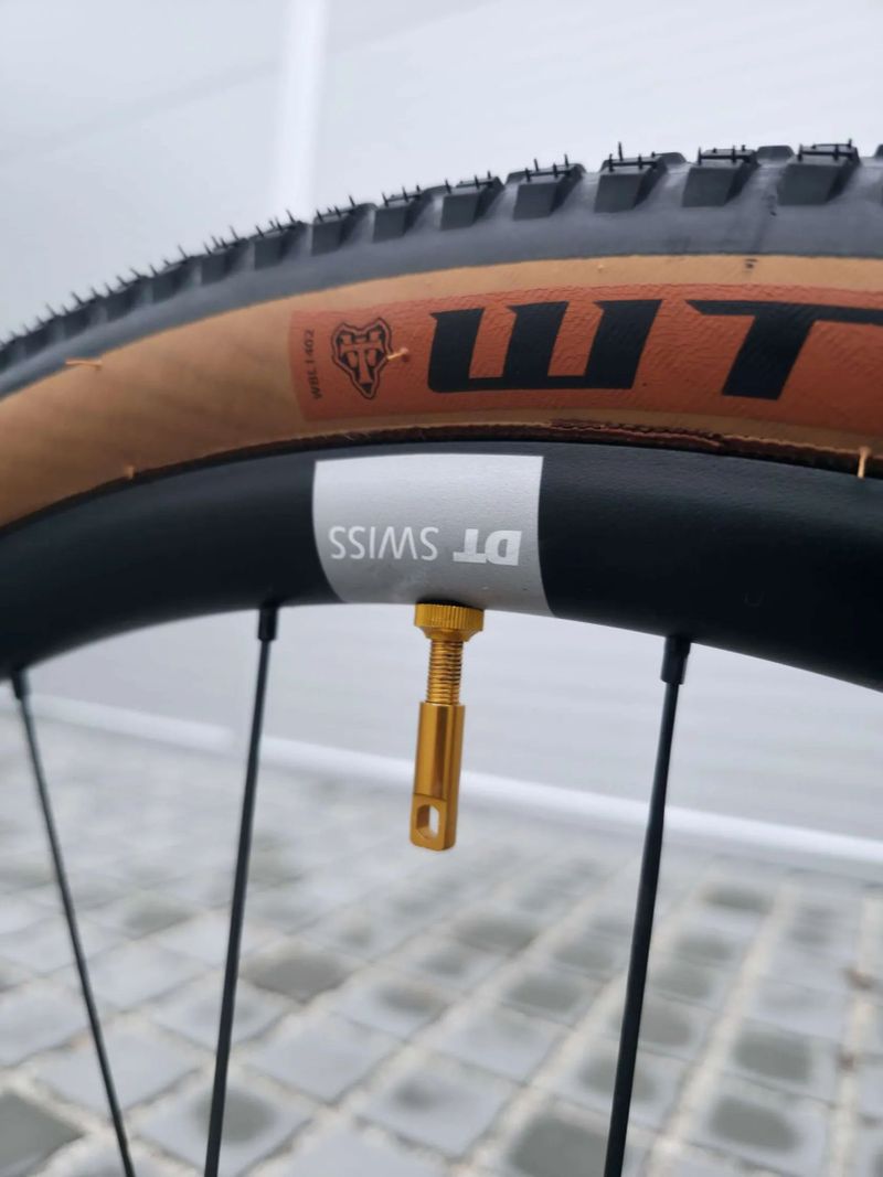 Gravel Focus Atlas 8.9 Carbon 2023 Rival eTap AXS 28" – velikost XL