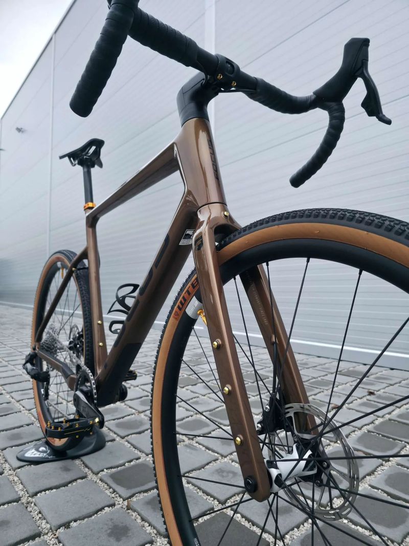 Gravel Focus Atlas 8.9 Carbon 2023 Rival eTap AXS 28" – velikost XL