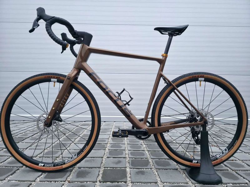 Gravel Focus Atlas 8.9 Carbon 2023 Rival eTap AXS 28" – velikost XL