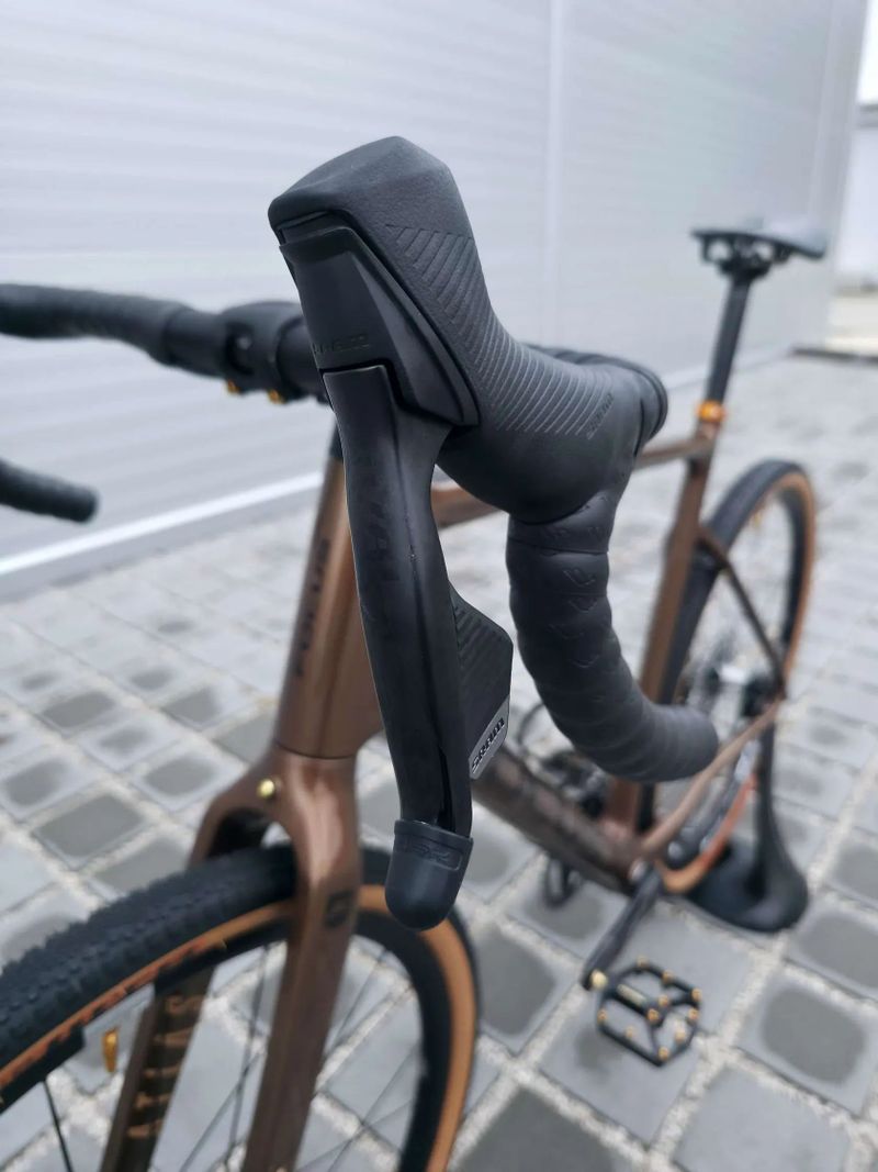 Gravel Focus Atlas 8.9 Carbon 2023 Rival eTap AXS 28" – velikost XL