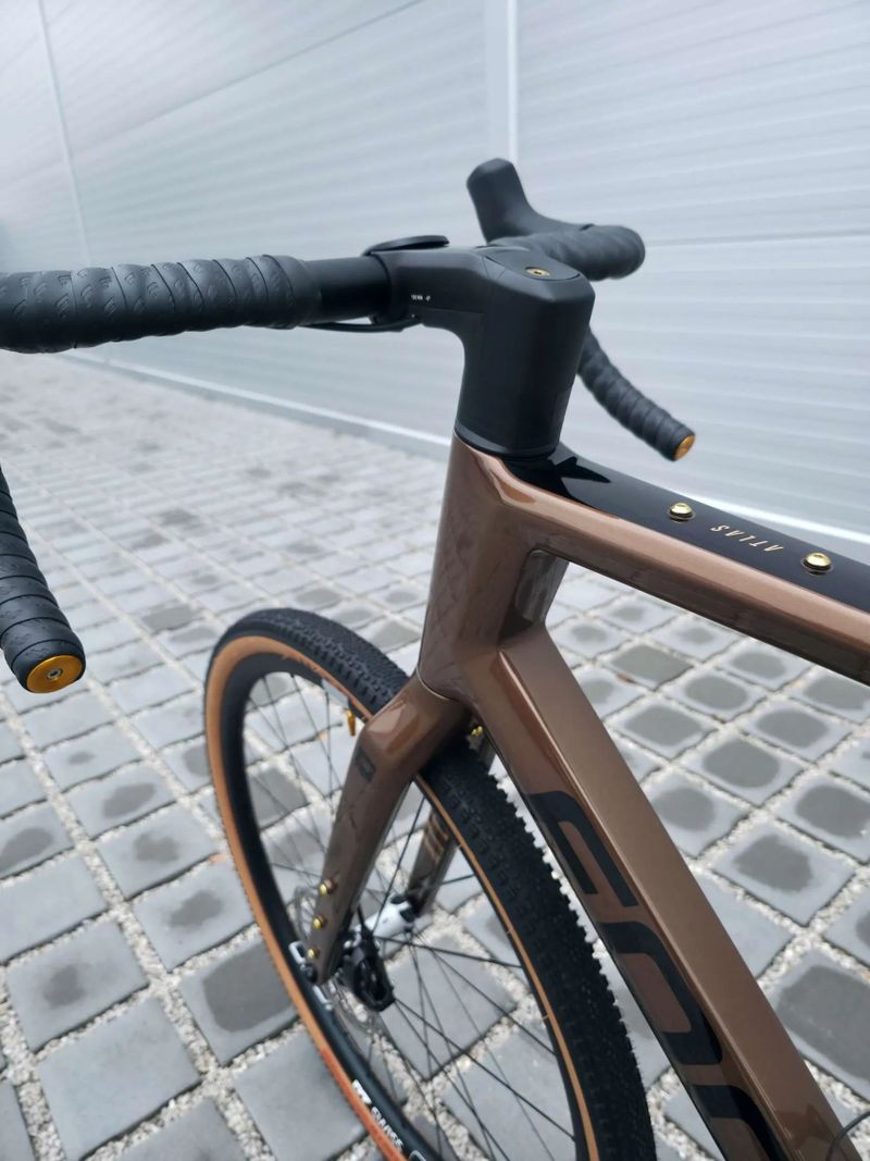 Gravel Focus Atlas 8.9 Carbon 2023 Rival eTap AXS 28" – velikost XL