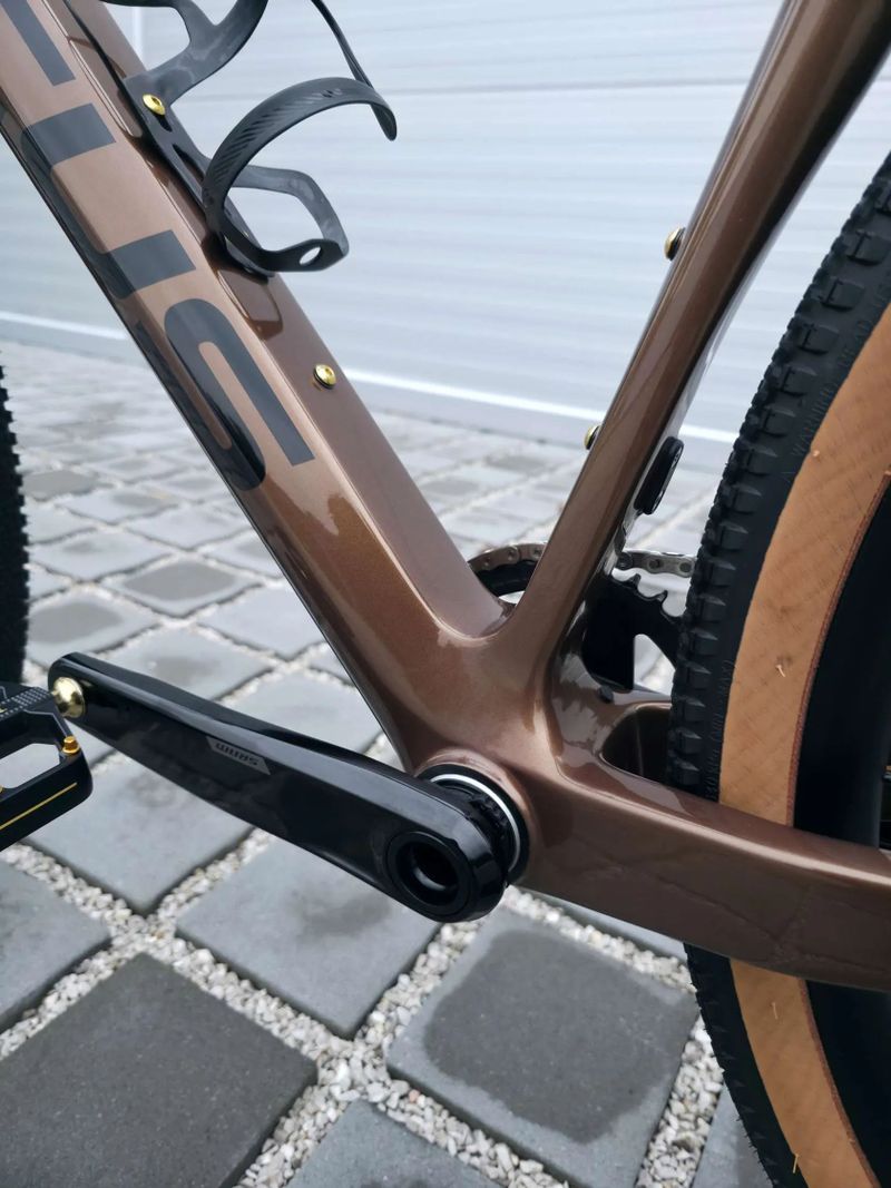 Gravel Focus Atlas 8.9 Carbon 2023 Rival eTap AXS 28" – velikost XL