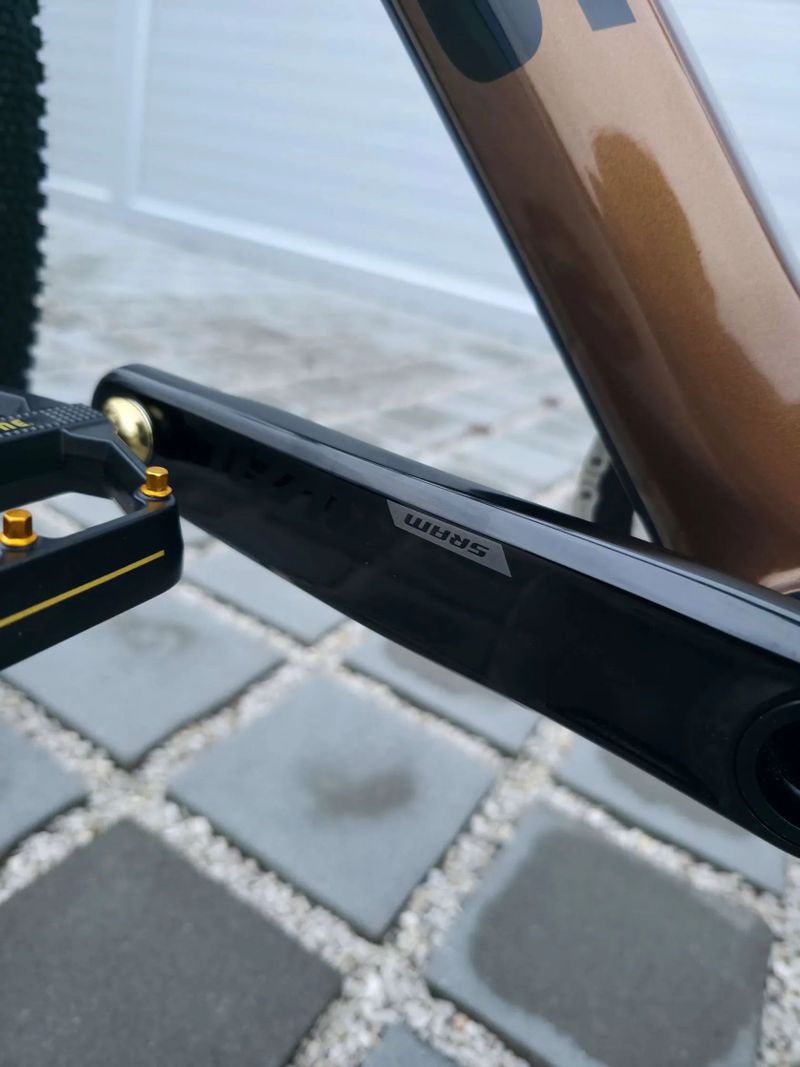 Gravel Focus Atlas 8.9 Carbon 2023 Rival eTap AXS 28" – velikost XL