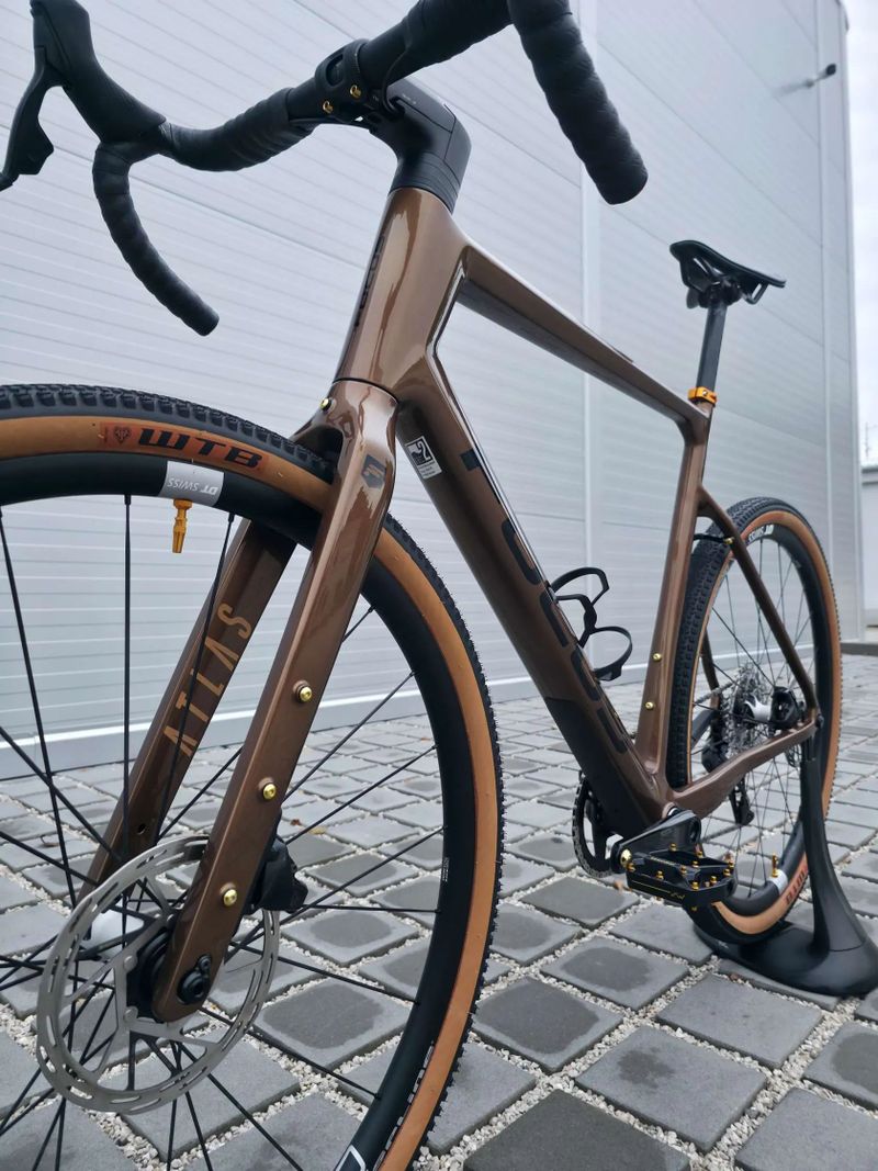 Gravel Focus Atlas 8.9 Carbon 2023 Rival eTap AXS 28" – velikost XL