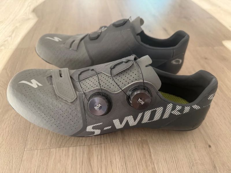 Prodám tretry Specialized S-WORKS Road 7 šedé 45 a Fizik Infinito R1 44,5