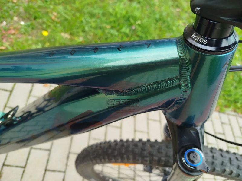 29"/27,5" Kellys THEOS R50 LTD, najeto 462km, velikost M