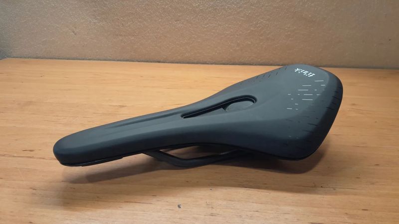 Fizik Terra Aidon X3 Kium sedlo 145 mm