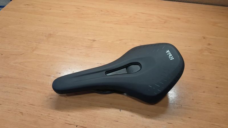 Fizik Terra Aidon X3 Kium sedlo 145 mm