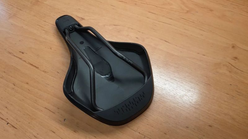 Fizik Terra Aidon X3 Kium sedlo 145 mm