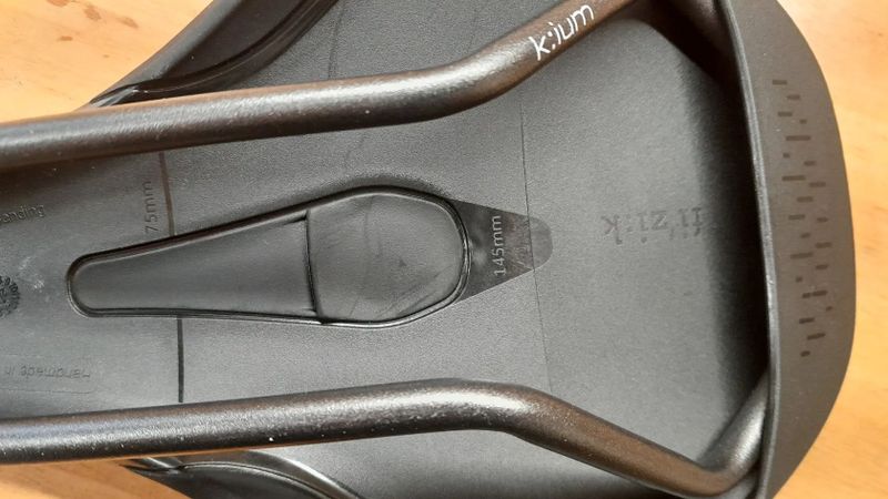 Fizik Terra Aidon X3 Kium sedlo 145 mm