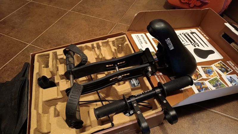 Prodám sedačku + řidítka Shotgun Kids Ride Combo