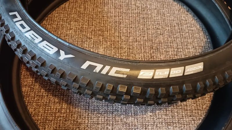 Dva pláště Schwalbe Nobby Nic, 27,5 x 2,8", Addix Performance, DD RaceGuard, kevlar