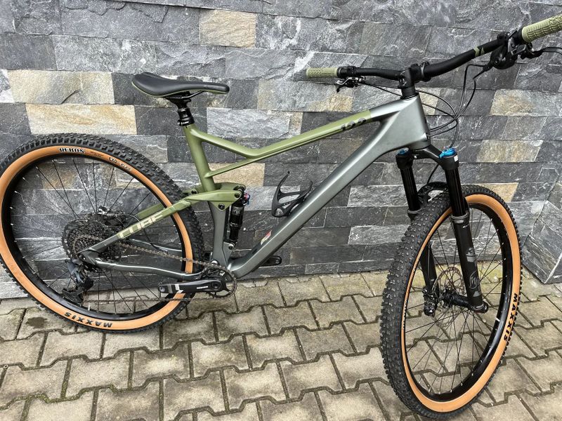 Celoodpružené karbonové kolo Cube