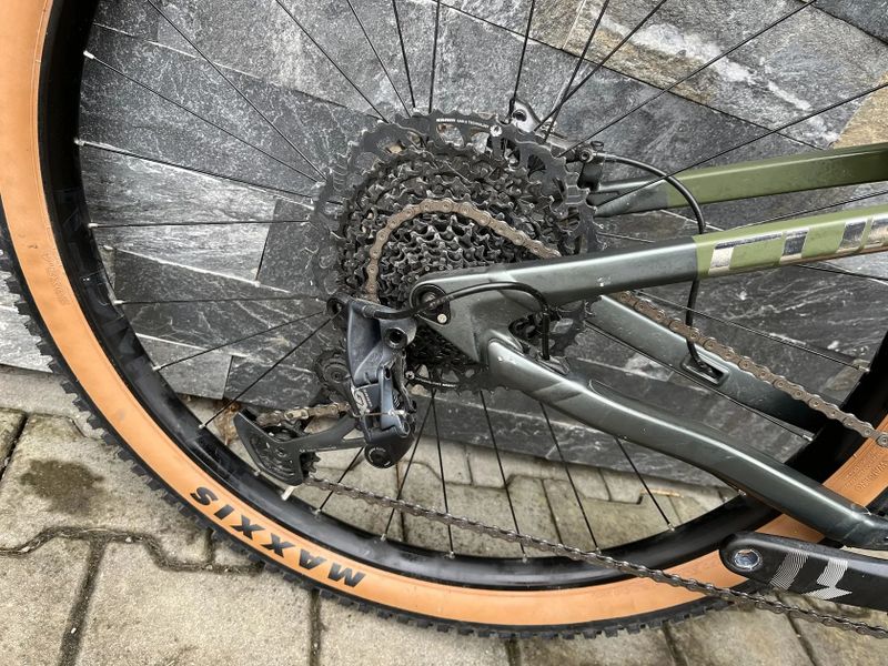 Celoodpružené karbonové kolo Cube