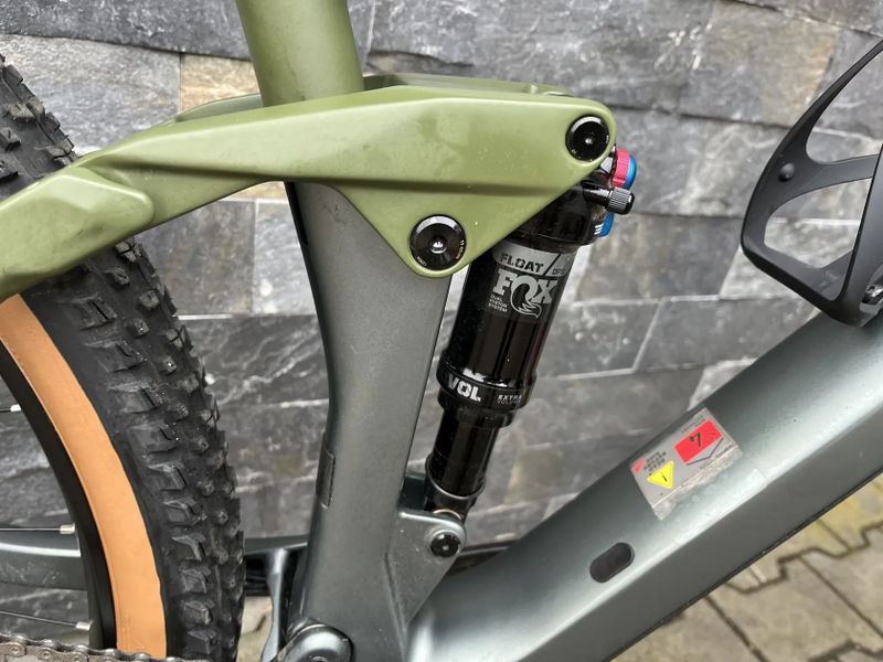 Celoodpružené karbonové kolo Cube