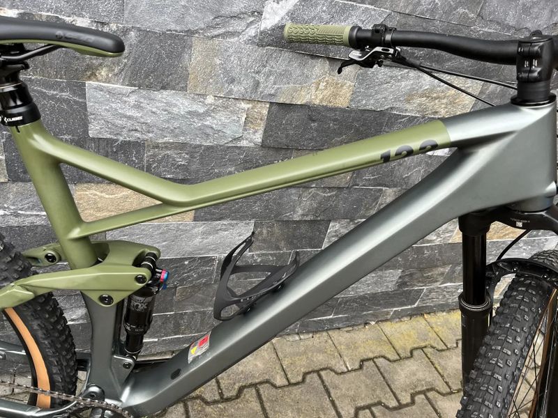 Celoodpružené karbonové kolo Cube