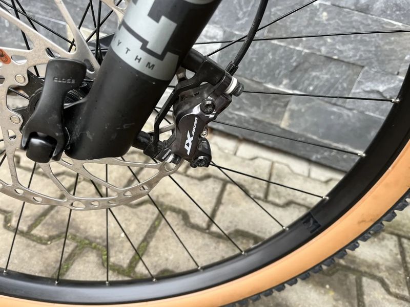 Celoodpružené karbonové kolo Cube