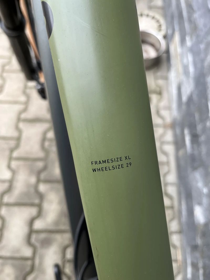 Celoodpružené karbonové kolo Cube