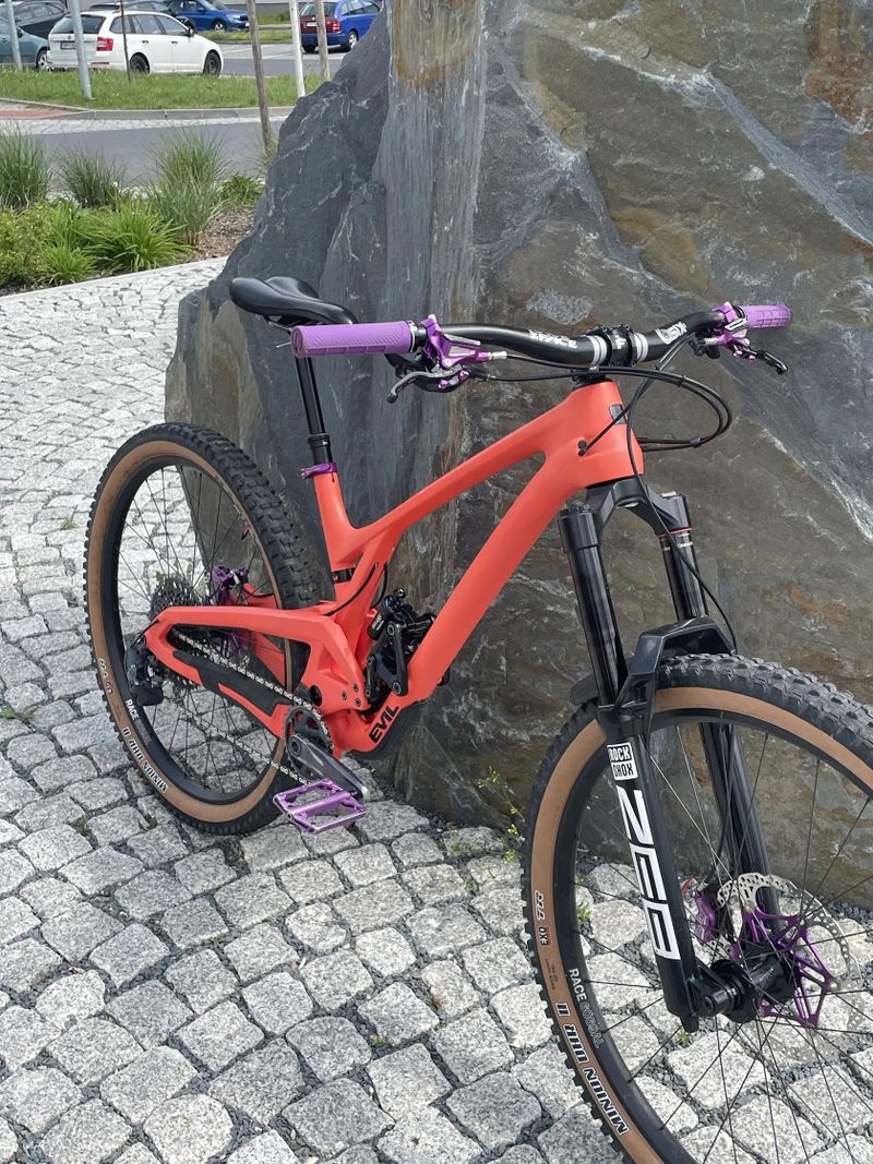 Ahoj, prodám custom enduro kolo Evil Wreckoning v top stavu.