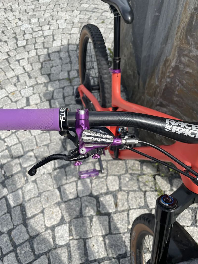 Ahoj, prodám custom enduro kolo Evil Wreckoning v top stavu.