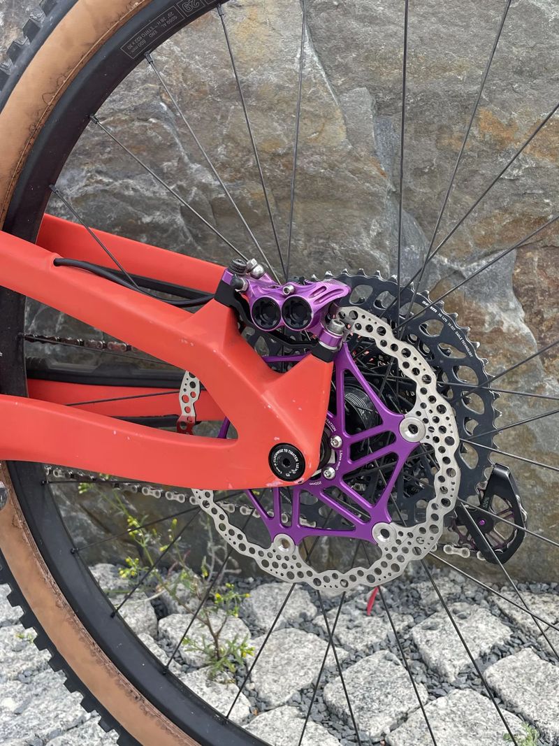 Ahoj, prodám custom enduro kolo Evil Wreckoning v top stavu.