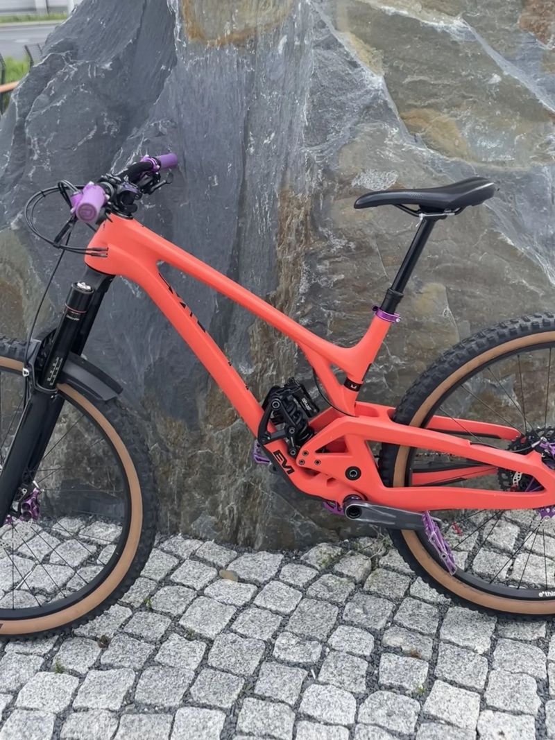 Ahoj, prodám custom enduro kolo Evil Wreckoning v top stavu.