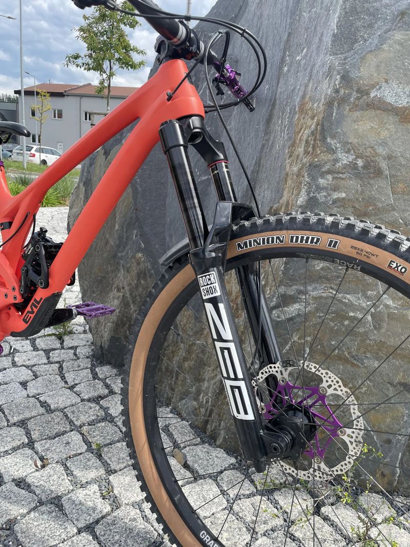 Ahoj, prodám custom enduro kolo Evil Wreckoning v top stavu.