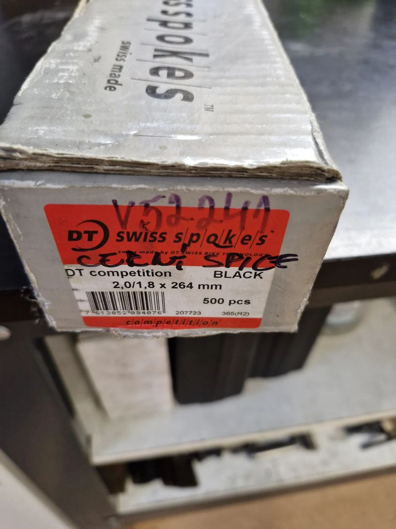 dráty DT Swiss competition 2,0 - 1,8 - 2,0 mm černá délka 264 mm