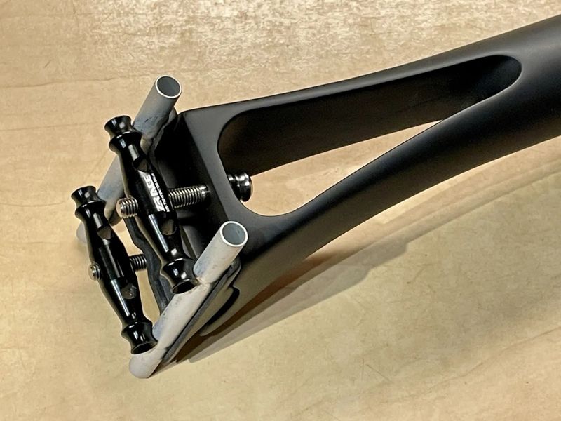 Karbonová sedlovka Velion SP-01, 30.9mm 400mm 168g Carbon Seatpost