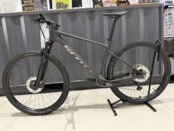 Scott SCALE 930 2024/25 POZOR ! ( pro srovnání - Scale 930 2026 je levné/dostupné kolo na hliníku) 