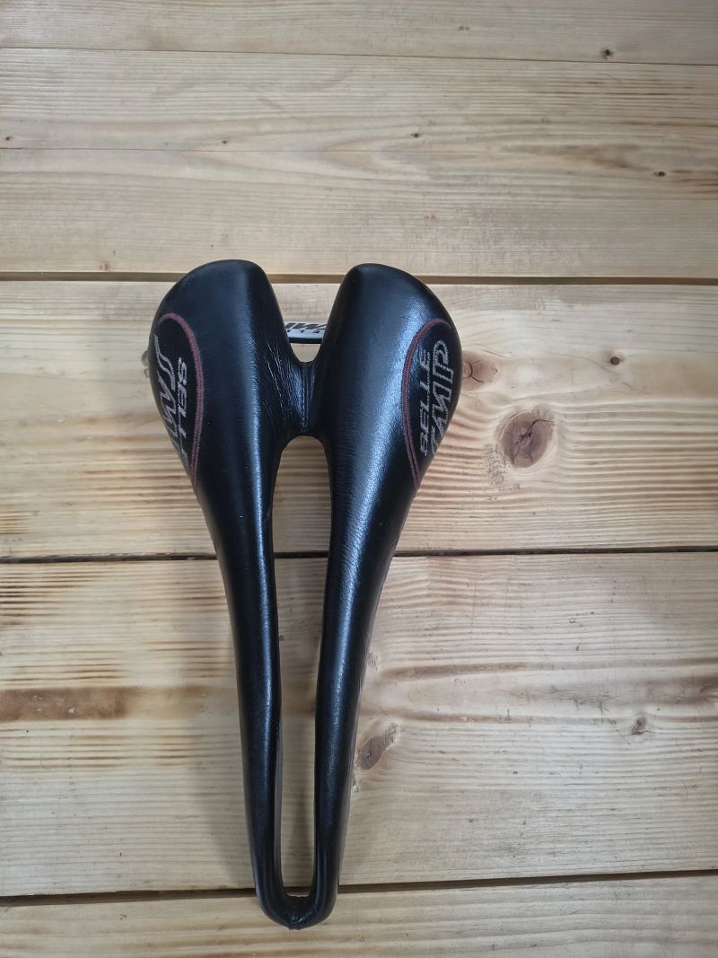 Sedlo selle SMP Stratos s karbonovými ližinami. Váha 205g