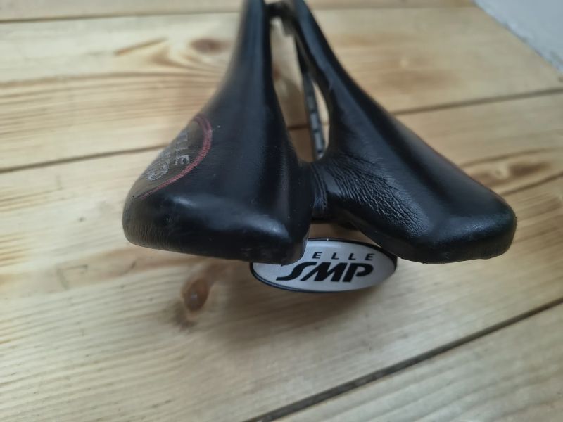 Sedlo selle SMP Stratos s karbonovými ližinami. Váha 205g