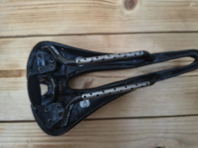 Sedlo selle SMP Stratos s karbonovými ližinami. Váha 205g