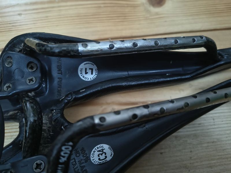 Sedlo selle SMP Stratos s karbonovými ližinami. Váha 205g