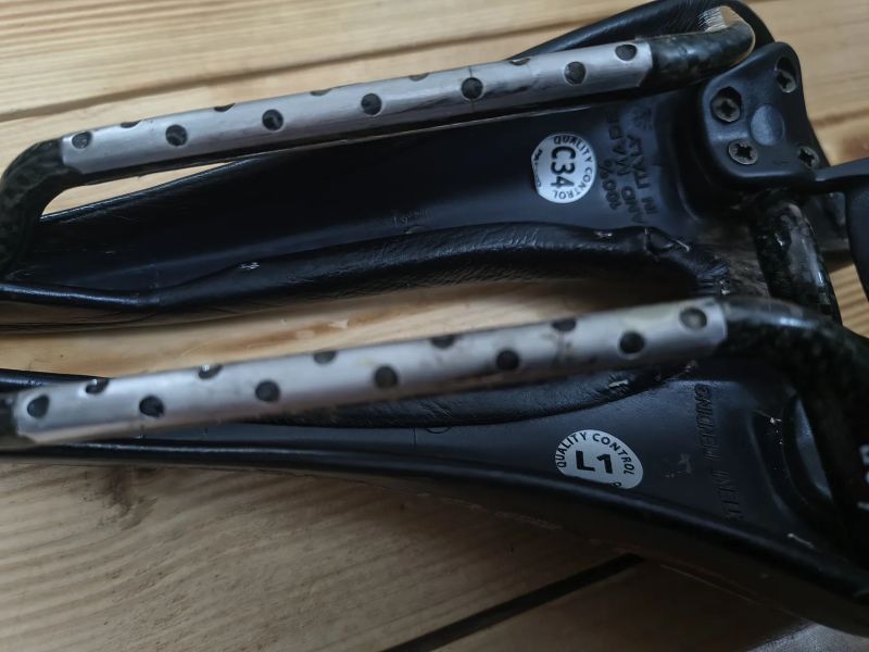 Sedlo selle SMP Stratos s karbonovými ližinami. Váha 205g