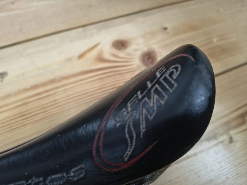 Sedlo selle SMP Stratos s karbonovými ližinami. Váha 205g