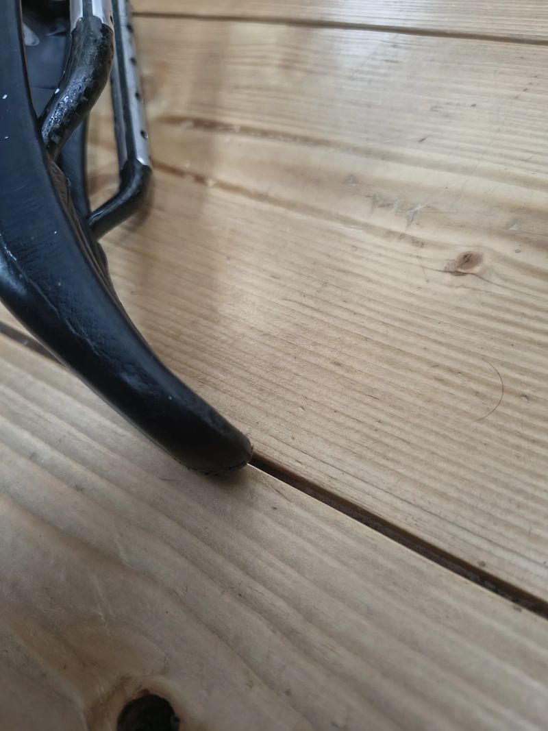 Sedlo selle SMP Stratos s karbonovými ližinami. Váha 205g