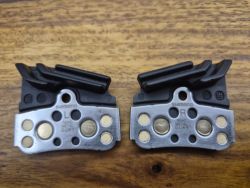 Destičky Shimano N04C meta pro čtyřpístovou brzdu (na prodej 2 páry) 