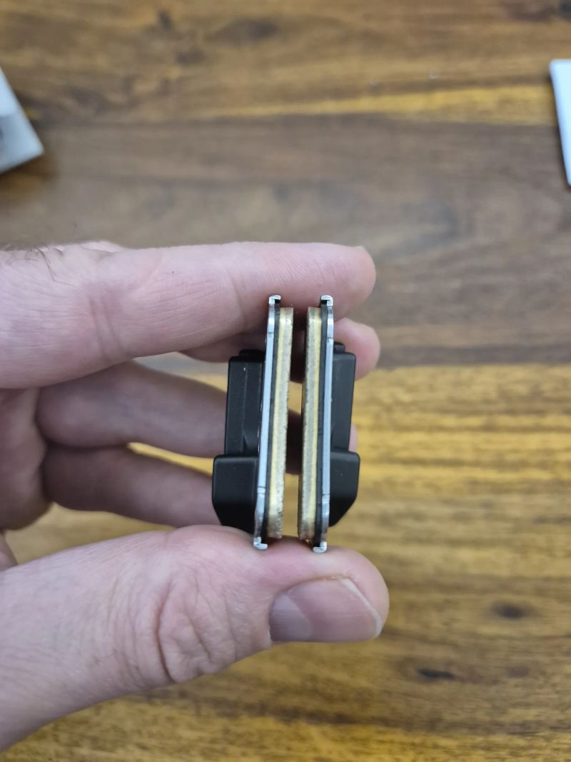 Destičky Shimano N04C meta pro čtyřpístovou brzdu (na prodej 2 páry) 